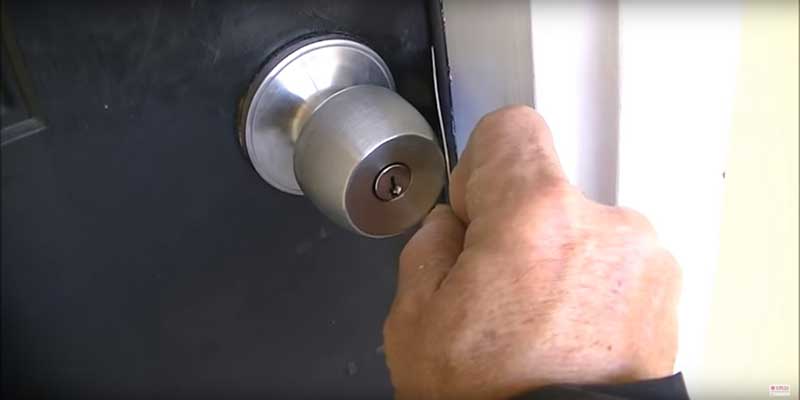 Mở khóa nắm đấm 1 cách đơn giản bằng thẻ ATM